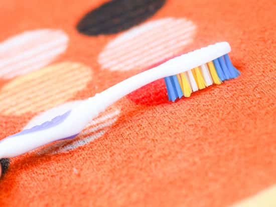 enlever un tache sur un tapis avec une brosse à dents