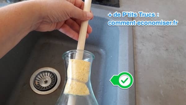 une éponge pour nettoyer l'intérieur d'un vase étroit