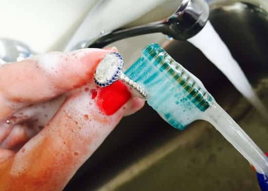 comment nettoyer vos vieux bijoux avec une brosse à dents