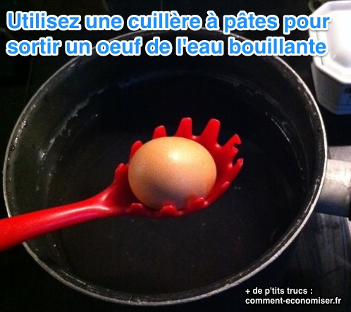 Oeuf dans spatule rouge 
