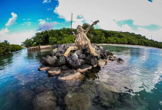 vue de la sculpture du géant en bois au bord de l'eau de face