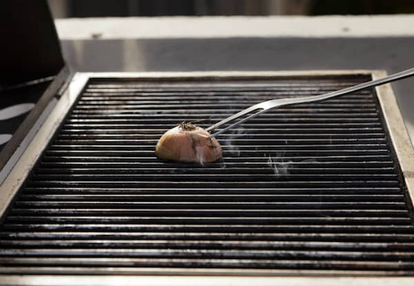 un oignon sur une grille de barbecue