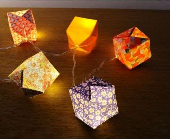 Guirlandas de origami caseiras DIY para decorar uma mesa de Natal
