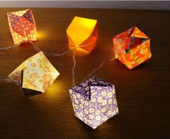 DIY de guirlandes origamis  faites maison pour décorer une table de Noël
