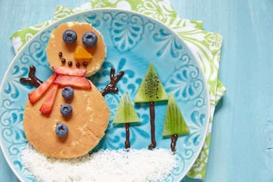 un bonhomme de neige fait avec des pancakes
