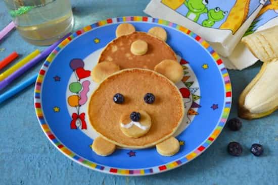 un petit ours fait avec des pancakes