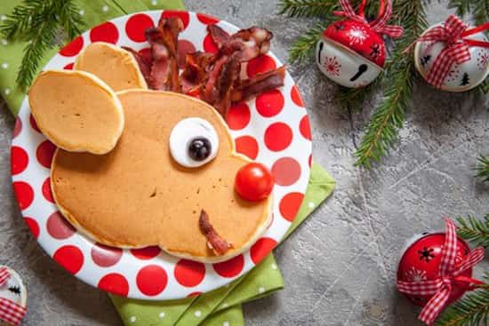 le renne du père noel fait avec des pancakes pour le petit déjeuner