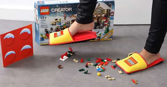 des pantoufles pour protéger les pieds des legos par terre