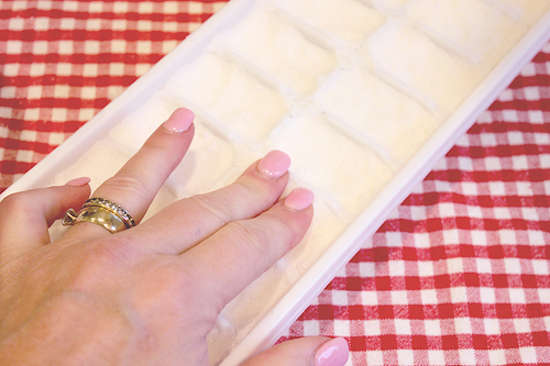 Pourquoi est-ce important de bien tasser le mélange de vos pastilles lave-vaisselle dans le bac à glaçons ?