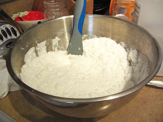 Comment faire pour savoir quand le mélange des pastilles faites maison est prêt à mouler dans un bac à glaçons ?