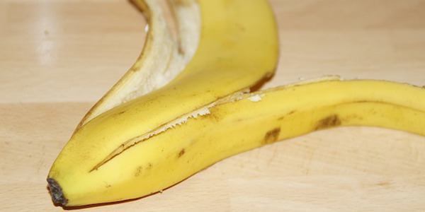 A simple banana peel has beneficial properties for the skin.