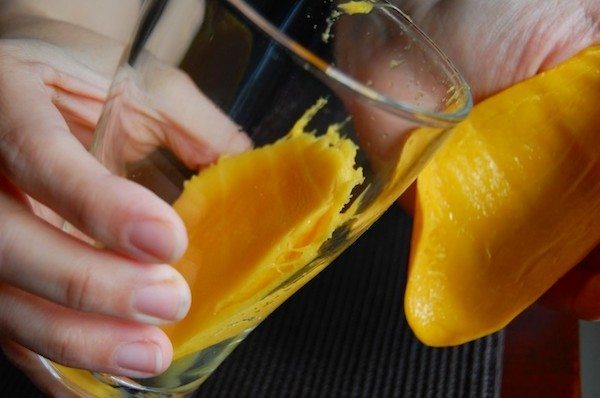Une mangue épluchée proprement grâce à un verre