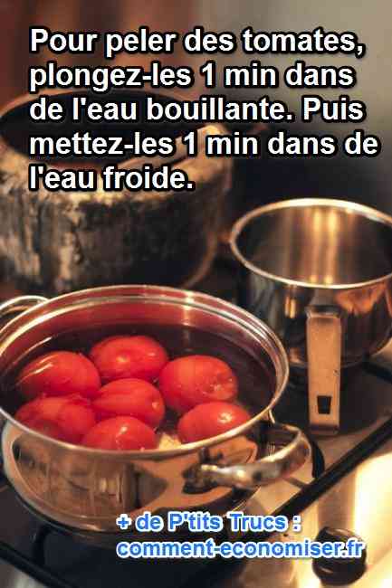 des tomates dans une casseroles d'eau chaude avant de les peler