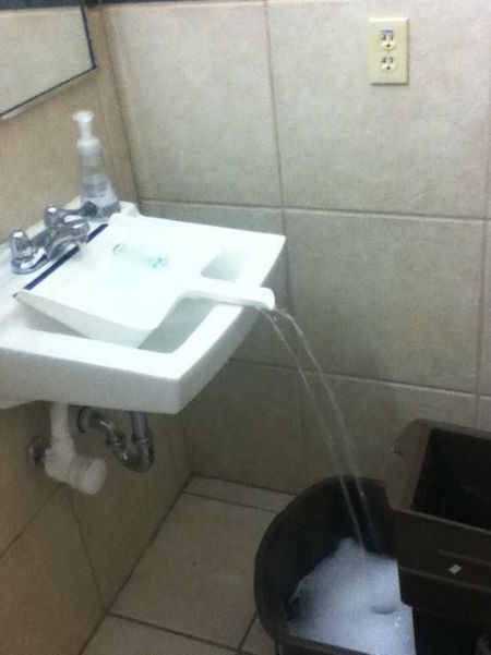 Verser eau dans lavabo