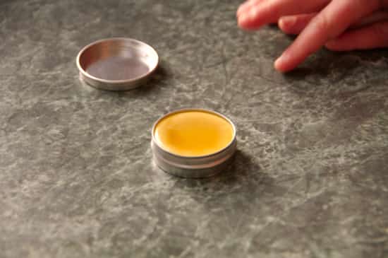 mettez le baume à lèvres fait maison dans des petites boites