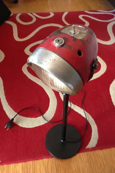 Phare de moto recycl&eacute; en lampe