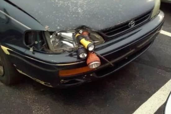 Phare de voiture cassé remplacé par des lampes