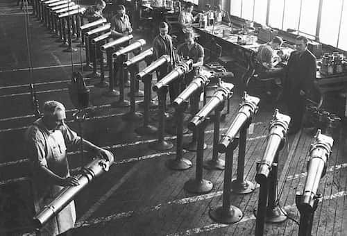 Vos grand-parents en train de construire des canons