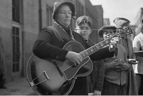 Votre grand-mère en train de jouer à la guitare 