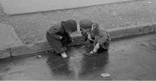 Votre grand-père qui joue dans le caniveau