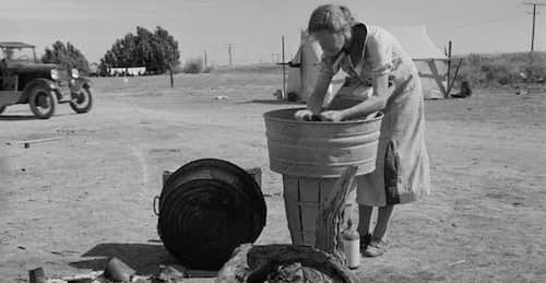 Votre grand-mère en train de faire le linge à la main dans une bassine.