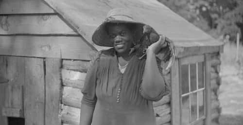 Votre grand-mère avec un poulet sur ses épaules
