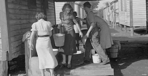 Votre grand-mère qui porte des seaux d'eau énormes