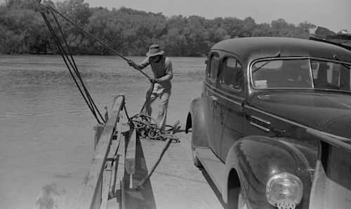 Votre grand-père en train de remorquer une voiture tout seul