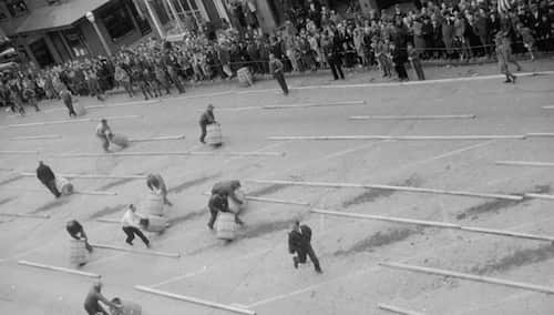 Votre grand-père qui fait rouler des gros tonneaux