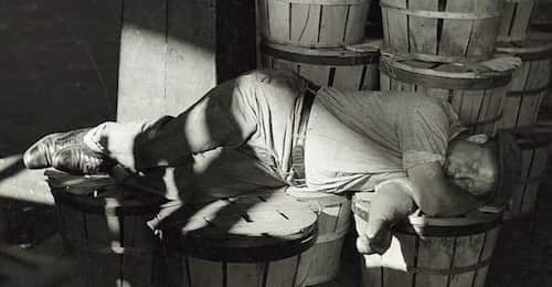 Votre grand-père en train de dormir sur des cageots de poissons morts