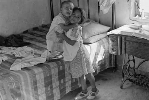 Votre grand-mère en train de garder votre grand-oncle bébé