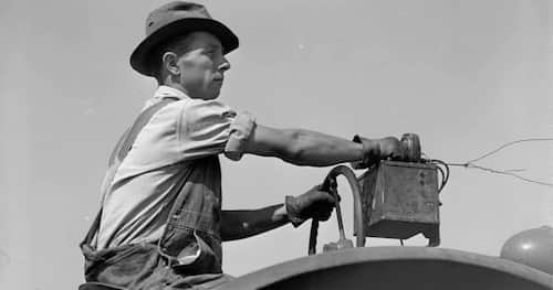 Votre grand-père écoute de la musique sur son tracteur