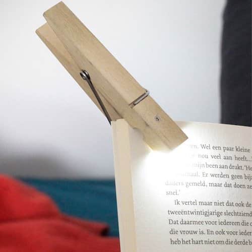 Une pince à linge pour tenir les pages livre
