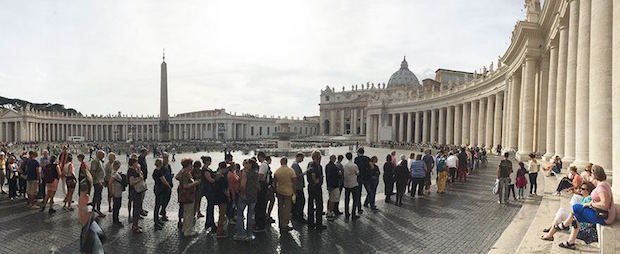 Place vatican avec plein de monde devant la basilique