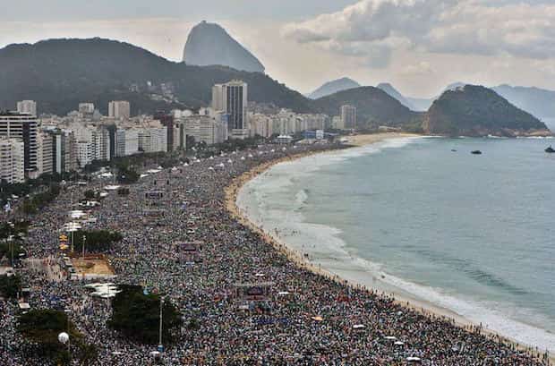 Plage de Rio complètement bondée de monde
