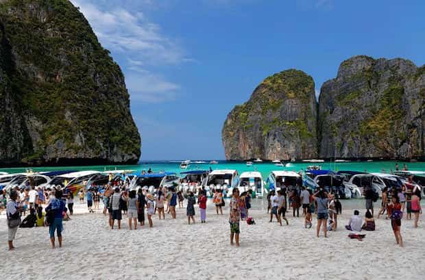 Plage de thailande pleine de monde