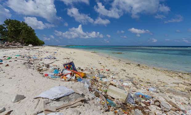 Plage des maldives avec plein de poubelles