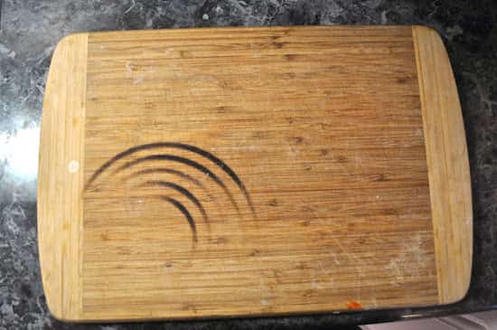 planche à découper très sale en bois