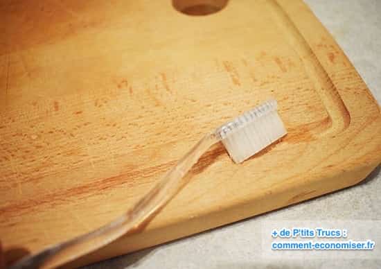 nettoyer décrasser planche découper bois avec brosse dents