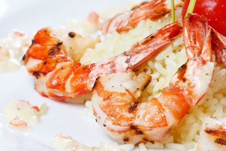 crevettes servies avec du riz basmati