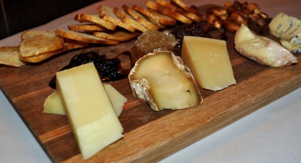 un délicieux plateau de fromage pour terminer un diner de réveillon chic et économique