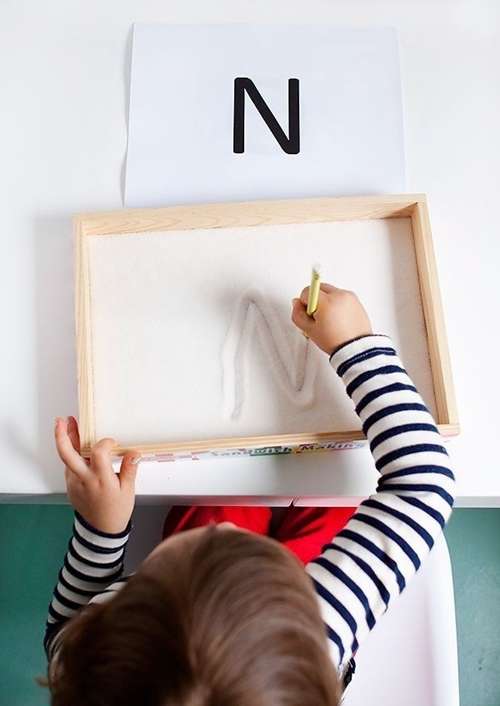 Plateau de sable pour que les enfants s'entrainent Ã  Ã©crire des lettres