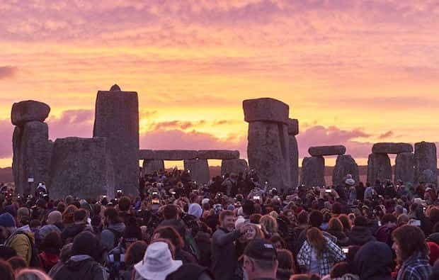 Plein de monde qui prend des photos de stonehenge