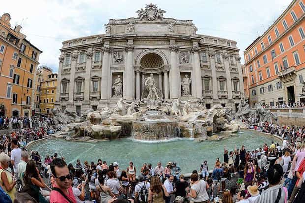 Plein de monde devant la fontaine de Trevi