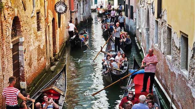 Plein de monde sur les gondoles à venise