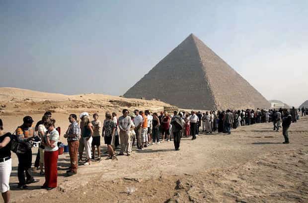 Pyramides d'Égypte pleine de monde