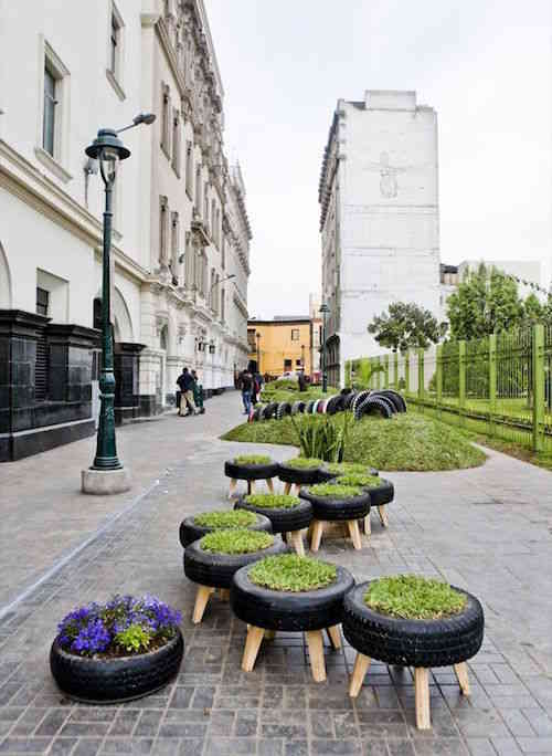 Pneus réutilisé dans les rues d'une ville verte