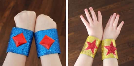 des bracelets de super héros en rouleaux de papier toilette