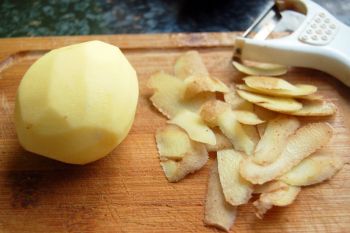 éplucher des pommes de terre