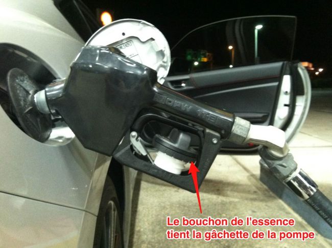 Bouchon d'essence pour tenir la gachette de la pompe